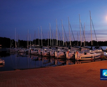 Port w Mikołajkach o zmroku – nocne światła nad wodą